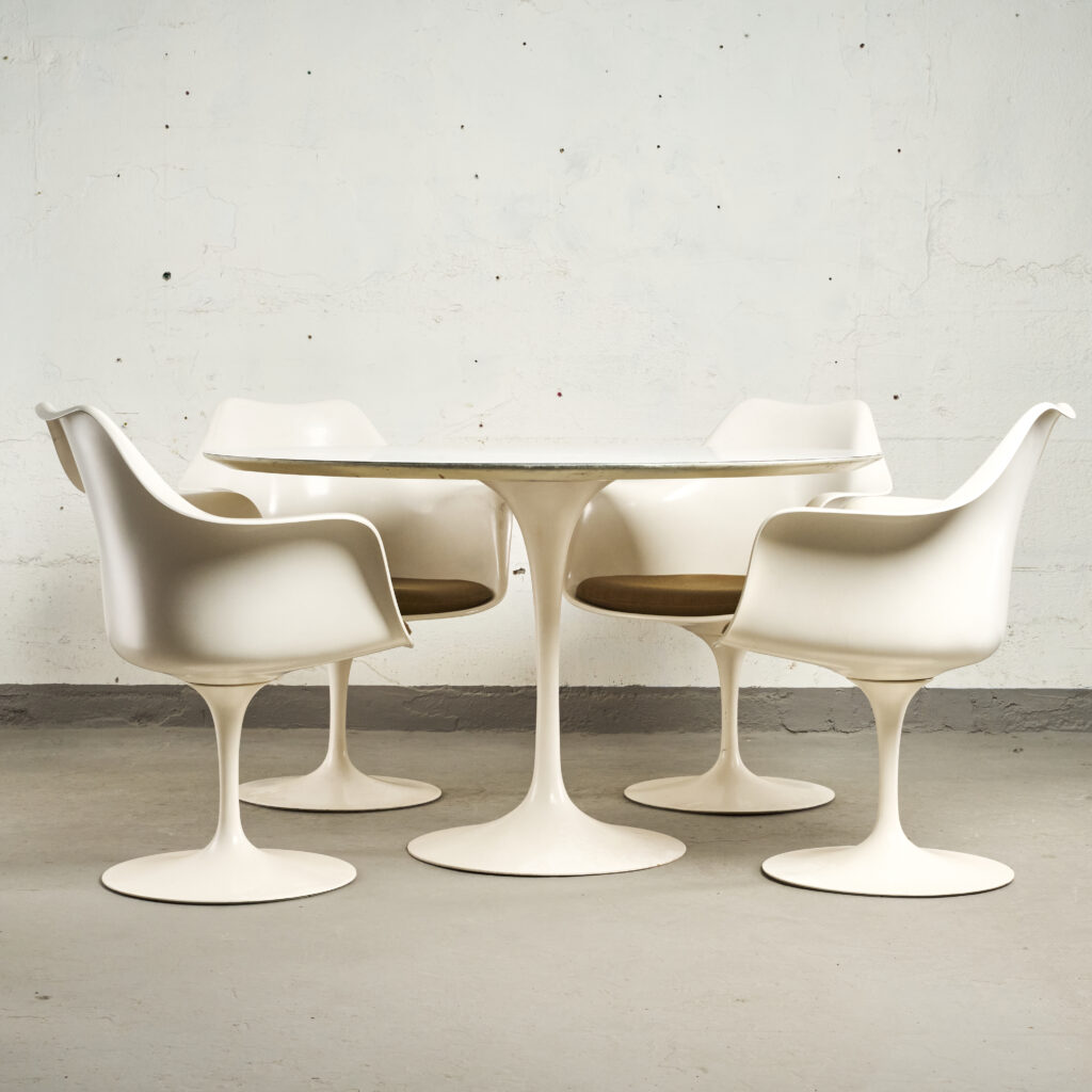 White tulip table and chairs designed by Eero Saarinen. 